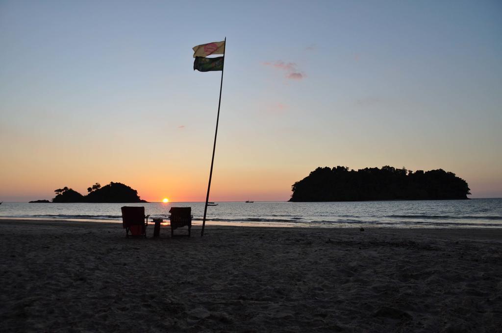Tawan Bar And Bungalow Ko Phra Thong Exterior foto